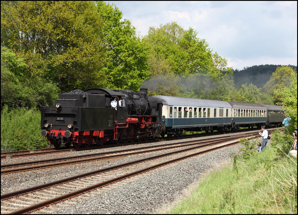 58 311 erreicht nach der Talfahrt in wenigen Minuten Neuenmarkt-Wirsberg. (22.05.2010)