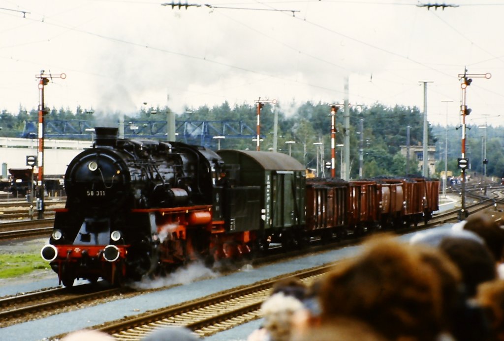 58 311 mit Kohlenzug auf der Fahrzeugparade  Vom Adler bis in die Gegenwart , die im September 1985 an mehreren Wochenenden in N�rnberg-Langwasser zum 150j�hrigen Jubil�um der Eisenbahn in Deutschland stattgefunden hat.
