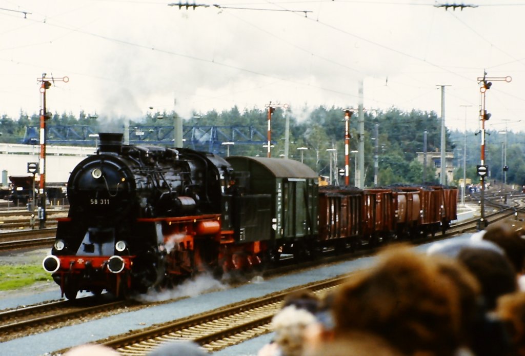 58 311 mit Kohlenzug auf der Fahrzeugparade  Vom Adler bis in die Gegenwart , die im September 1985 an mehreren Wochenenden in Nrnberg-Langwasser zum 150jhrigen Jubilum der Eisenbahn in Deutschland stattgefunden hat.