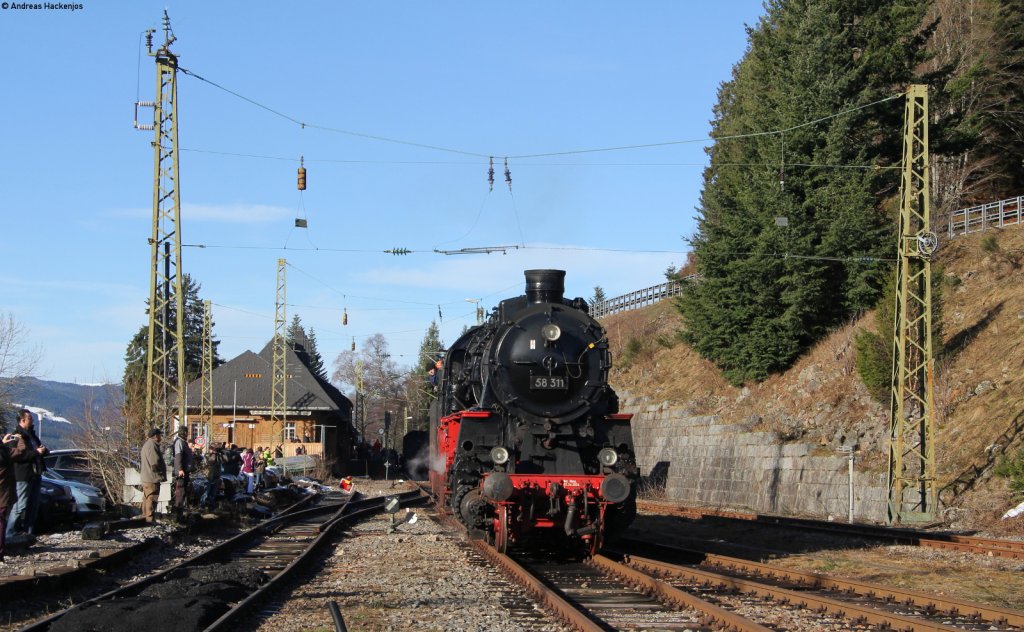 58 311 in Seebrugg 29.12.12. Das Betreten der Gleise wurde ausnahmsweise gestattet