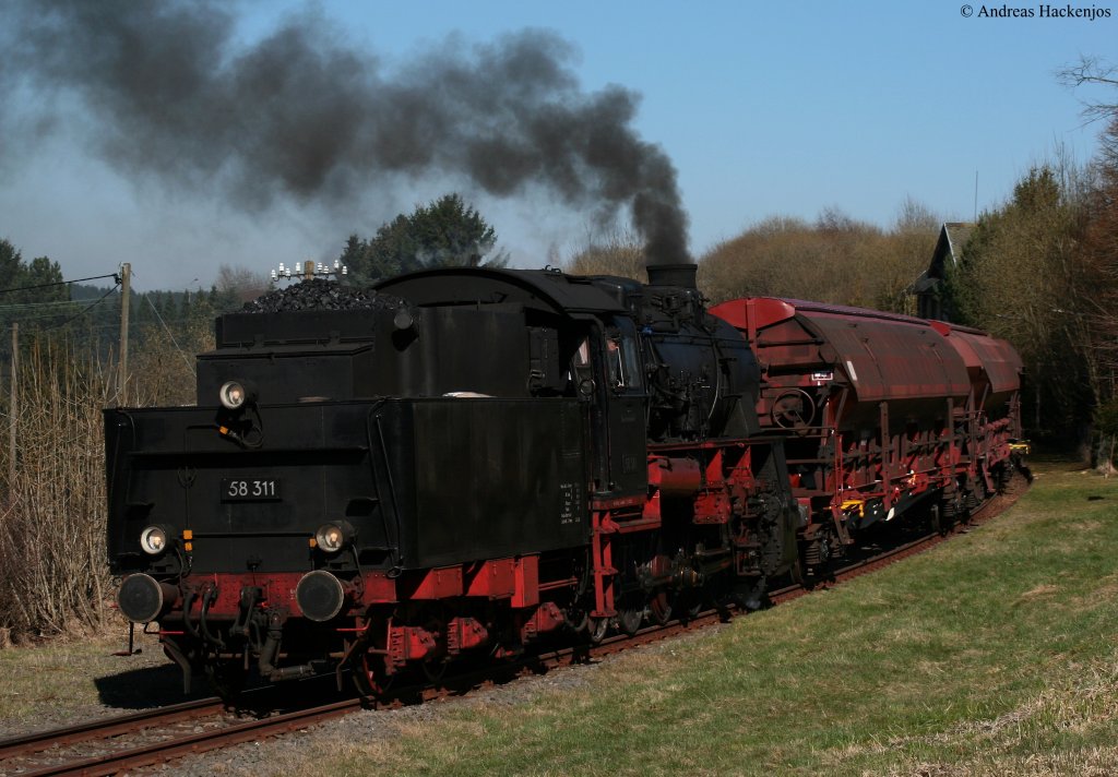 58 311 der UEF mit dem Fotogterzug (Ulmen-Gerolstein)  in Dockweiler