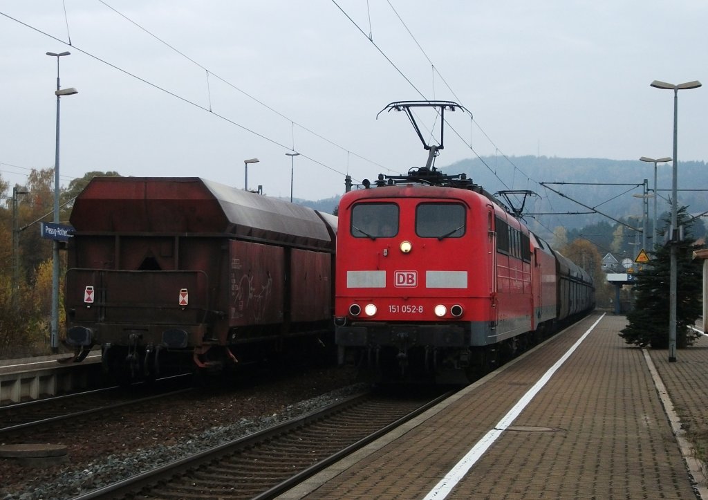 600. Bild! 151 052 und 152 147 fahren am 30.Oktober 2011 mit dem PKP Kohlezug in Pressig ein.