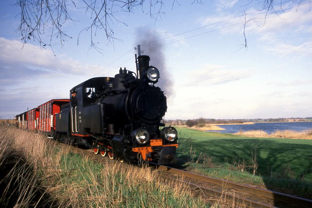 600 mm Schmalspur Zug der Zniner Kleinbahn in Polen 
bei Wenecja am 19.4.1992. Es fhrt die Schlepptenderlok
Px 38-809. 