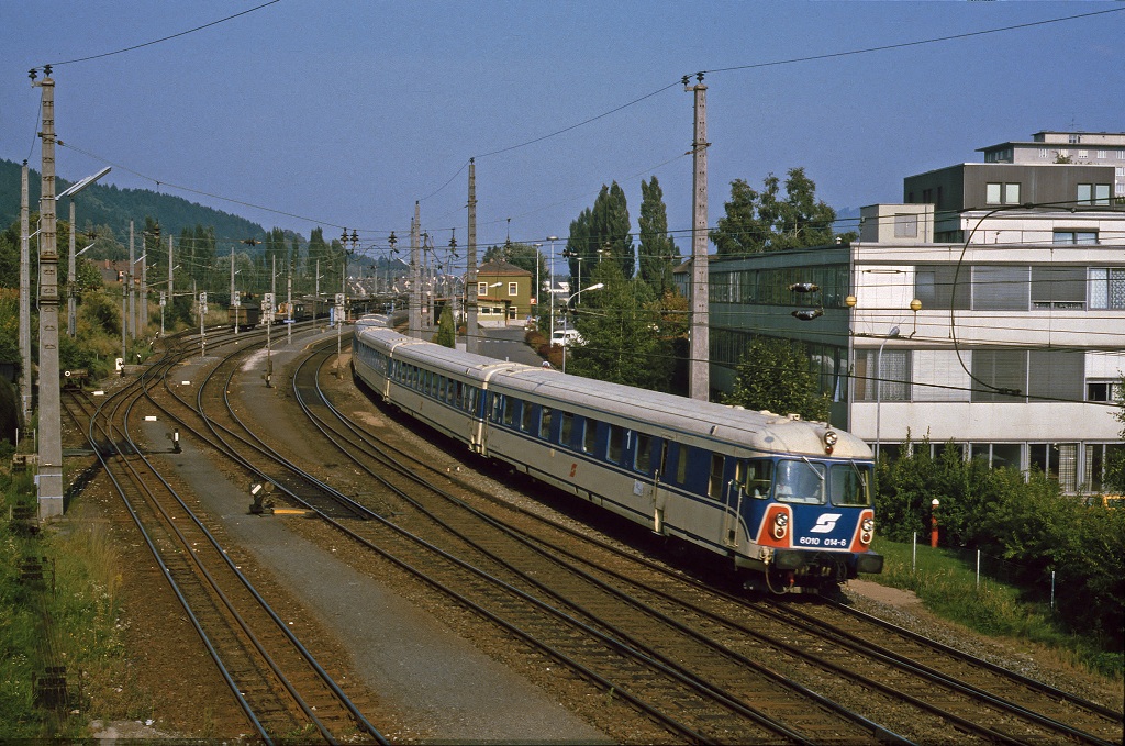 6010 014 verlt als TS (Triebwagenschnellzug) den Bahnhof Kapfenberg. Links im Bild ist das Dreischienengleis zum Landesbahnhof zu sehen.(ca. 1986)