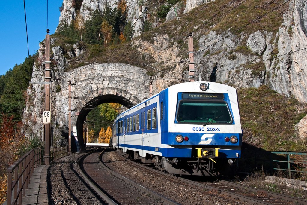 6020 203 ist mit R 2956 von Semmering nach Payerbach-Reichenau unterwegs und passiert soeben den kleinen Krausel Tunnel. Die Aufnahme entstand am 22.10.2012 kurz vor Breitenstein.