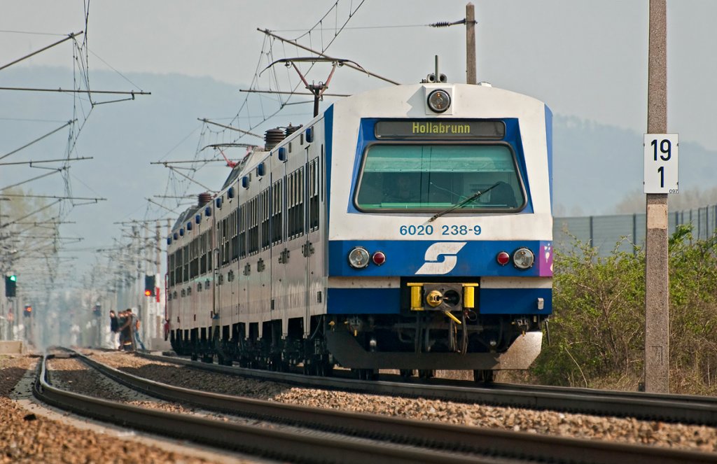 6020 238, unterwegs nach Hollabrunn. Rechts vorne sind die Auslufer eines Graffities zu erkennen. Die Aufnahme entstand am 16.04.2010 kurz nach der Haltestelle Leobendorf-Burg Kreuzenstein.