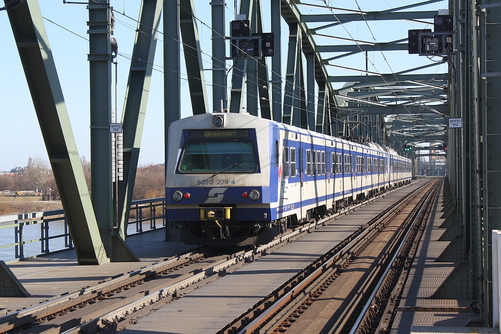 6020 274-4 als S1/Zug-Nr. 23388 am 03.März 2012 auf der Donaubrücke nahe der Hst. Handelskai.
