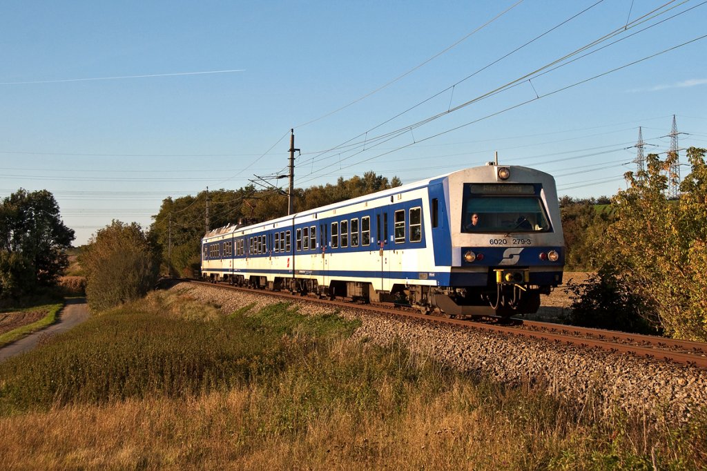 6020 279 als S-Bahnzug 26711 von Hollabrunn nach Wien Meidling. Die Aufnahme entstand am 01.10.2011 kurz vor Stockerau.