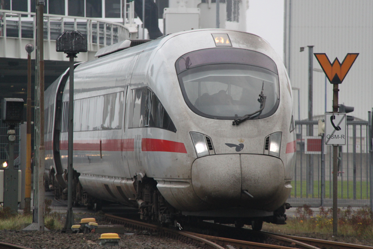 605 005-7 als ICE 38 von Koebenhavn nach Berlin Ostbahnhof kommt gerade langsam von der Fhre gefahren.03.10.2011