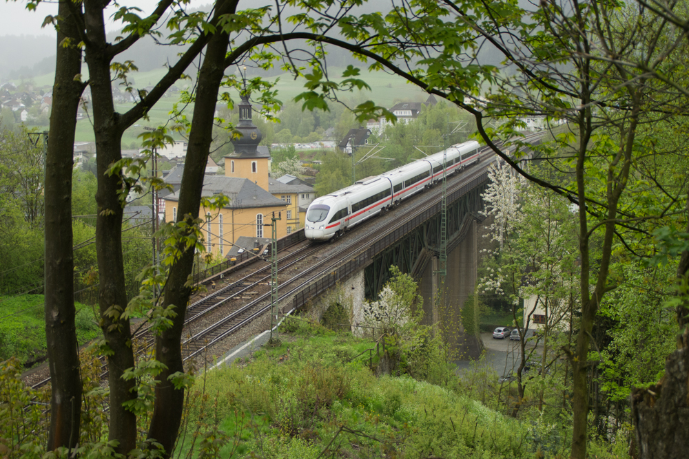 605 007 als Me�fahrt am 13.05.2013 auf der Trogenbachbr�cke in Ludwigsstadt.