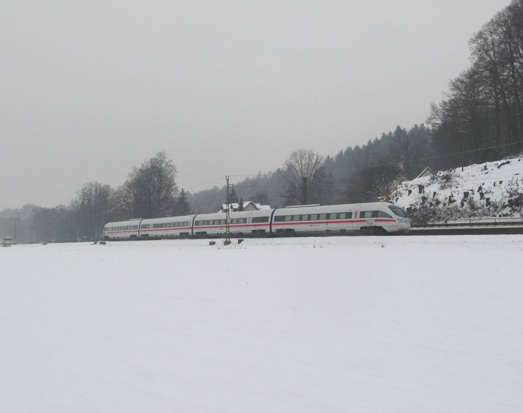 605 007  Arhus  ist am 15. Dezember 2012 als Lt 46106 (Mnchen - Berlin) bei Kronach unterwegs.