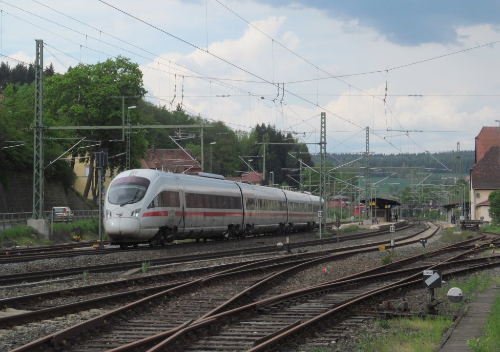 605 007  Arhus  durchfhrt am 15. Mai 2013 den Bahnhof Kronach in Richtung Lichtenfels.