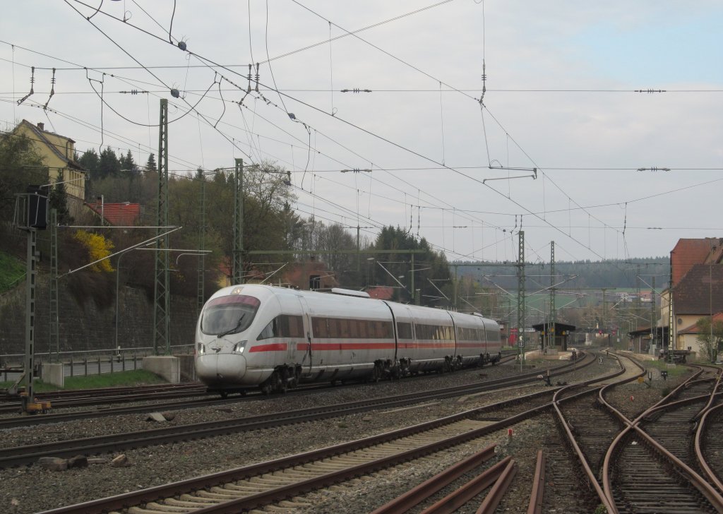 605 007 durchfhrt am 23. April 2013 den Bahnhof Kronach in Richtung Lichtenfels.