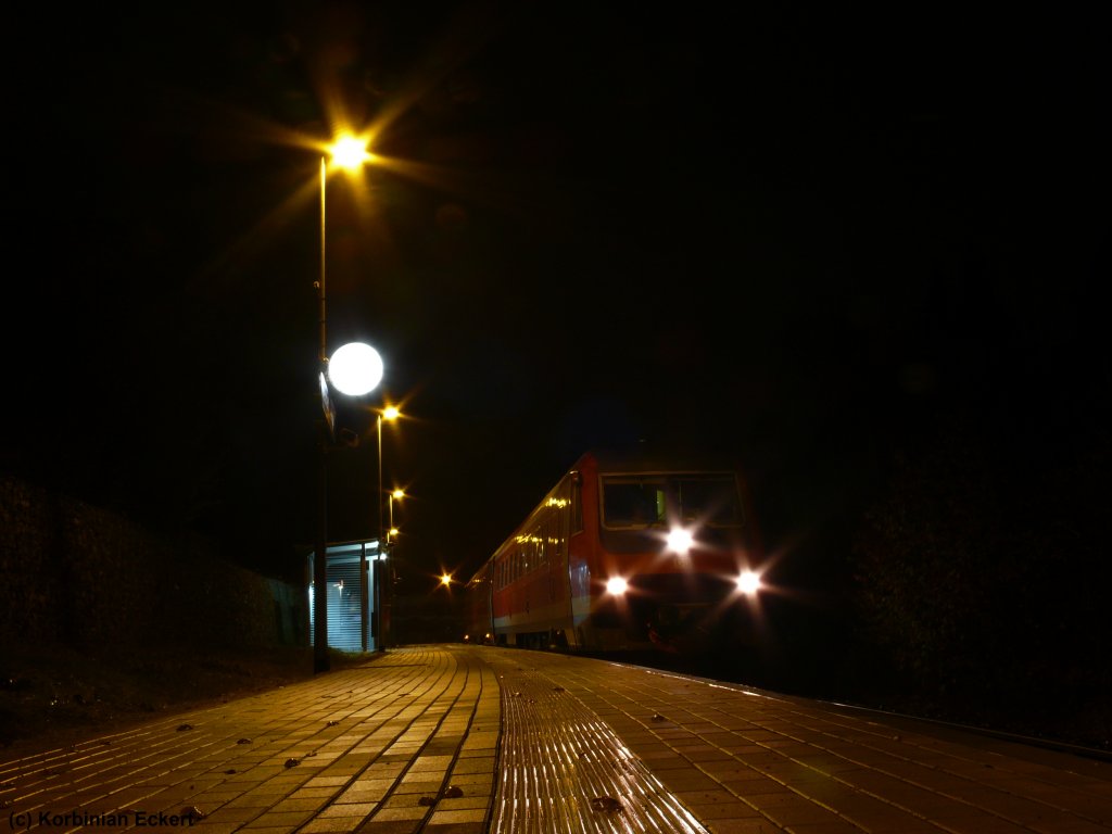 610 003 mit RE 3530 von Neustadt (Waldnaab) nach N�rnberg beim Halt in Neustadt (Waldnaab), 02.11.2010