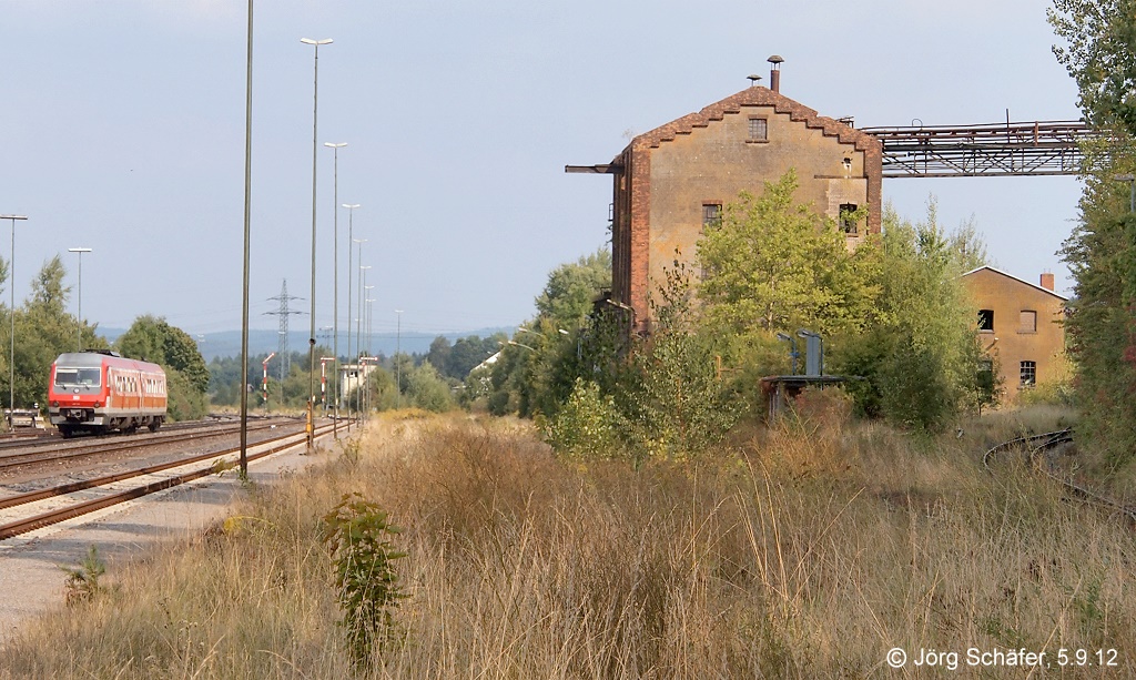 610 010 fhrt am 5.9.12 nach kurzem Aufenthalt in Sulzbach-Rosenberg Htte nach Schwandorf weiter. Rechts das stillgelegte Anschlussgleis zur Maxhtte. 