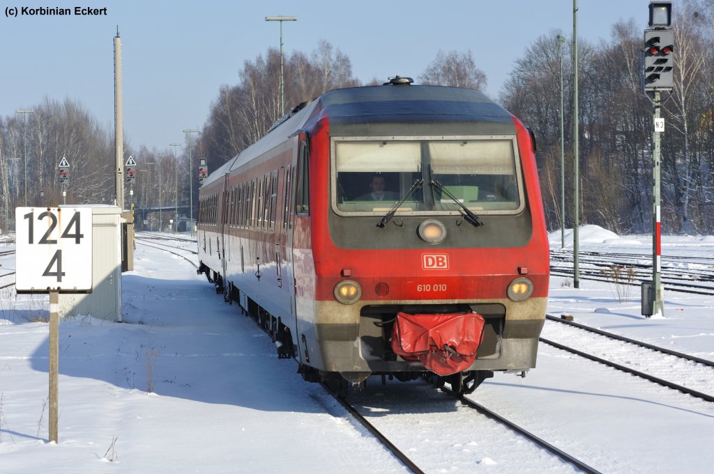 610 010 mit dem RE 5298 von Cheb (Eger) nach N�rnberg Hbf bei der Einfahrt in Marktredwitz, 29.01.2011