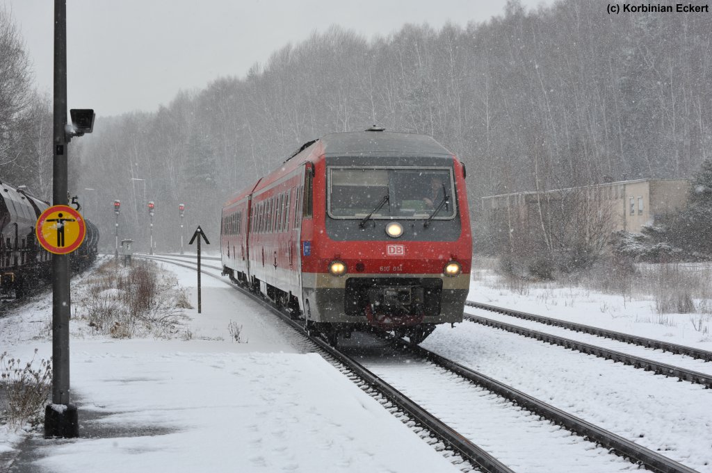 610 014 mit dem RE 5286 nach Nrnberg Hbf bei der Durchfahrt in Arzberg, 30.12.2011