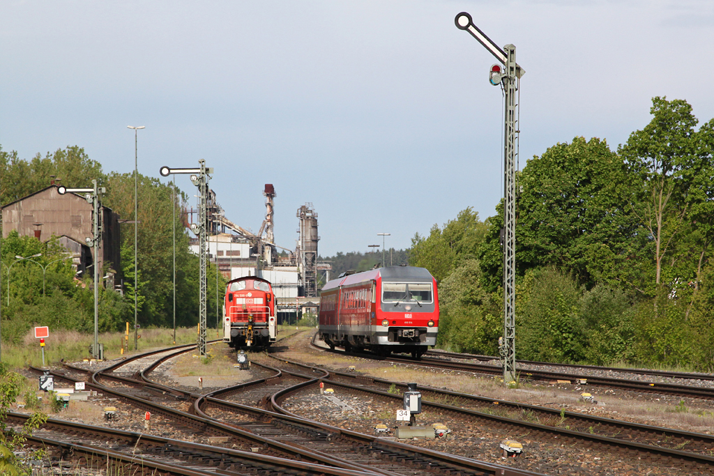 610 014 neben 294 598 in Sulzbach-Rosenberg Htte. 18.05.2012.