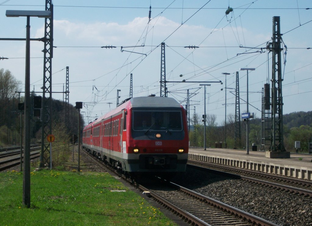 610 016 und 610 019 durchfahren am 25. April 2013 als RE nach Hof Hbf den Bahnhof Hochstadt-Marktzeuln Richtung Kulmbach.