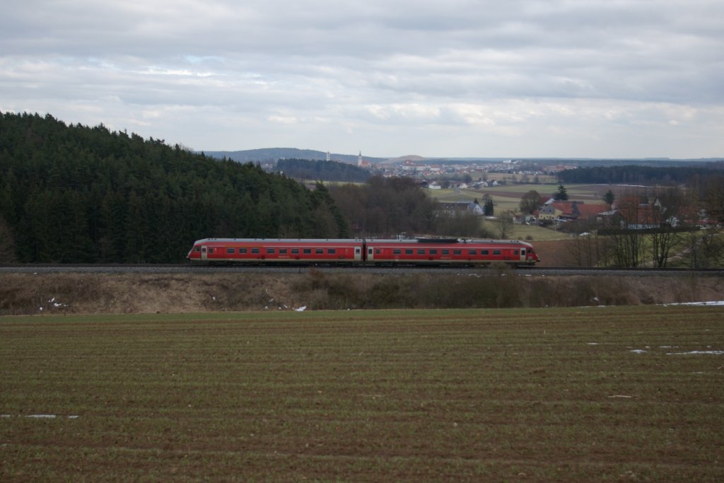 610 017 als RE Nrnberg-Neustadt (Waldnaab) am 20.03.2010 bei Groalbershof.Im Hintergrund ist die Stadt Sulzbach-Rosenberg zu sehen.