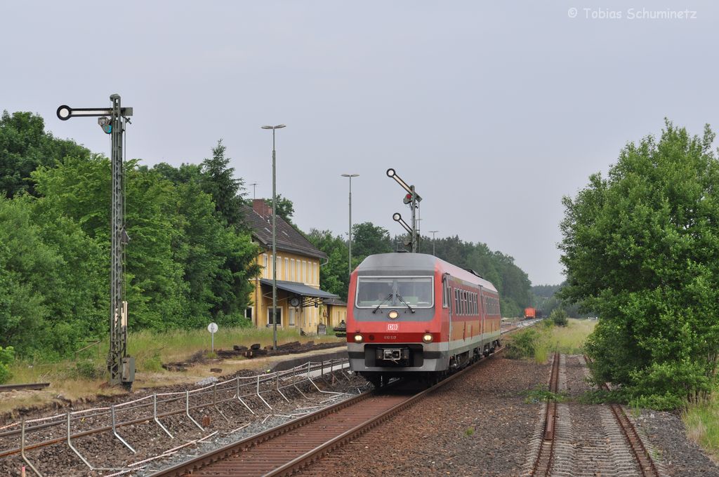 610 017 am 02.06.2012 in Freihls auf dem Ausweichgleis 3 da das durchgehende Hauptgleis 2 wegen Bauarbeiten gesperrt war.