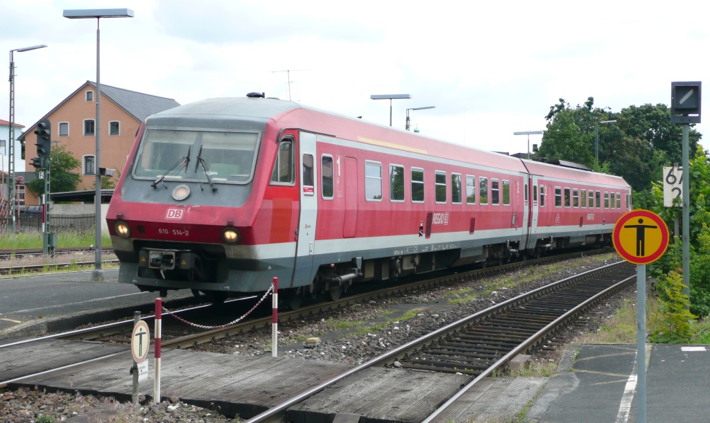 610 017 fhrt am 30.5.09 als RE von Schwandorf nach Nrnberg in Amberg ein.