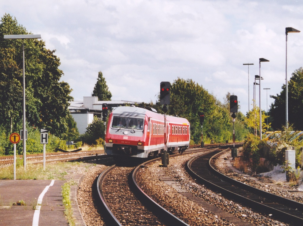 610 017 kommt als RE von Schwandorf nach N�rnberg gleich in Amberg an. (Blick nach Osten am 25.8.04)
