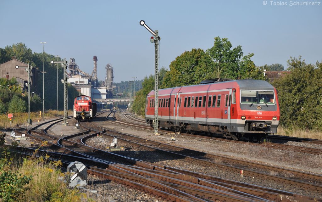 610 018 als RE3545 am 20.09.2012 bei der Durchfahrt durch Sulzbach-Rosenberg-Htte. Im Hintergrund steht 294 717 mit dem EK56928 und wartet auf Ausfahrt.