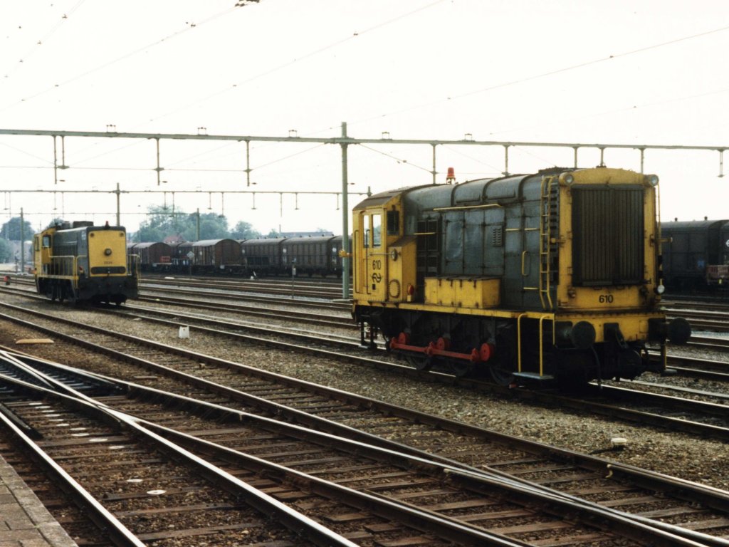 610 und 2229 auf Bahnhof Nijmegen am 10-8-1987. Bild und scan: Date Jan de Vries.  