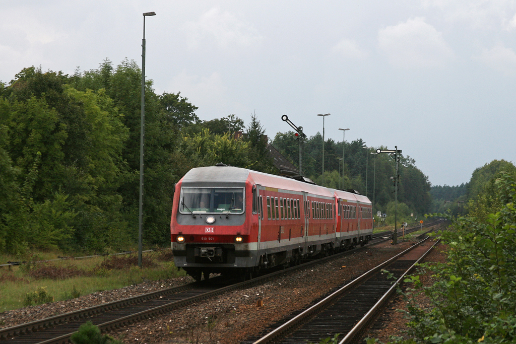 610 501 und ein unbekannt gebliebener 610 am 04.09.2010 in Freihls.