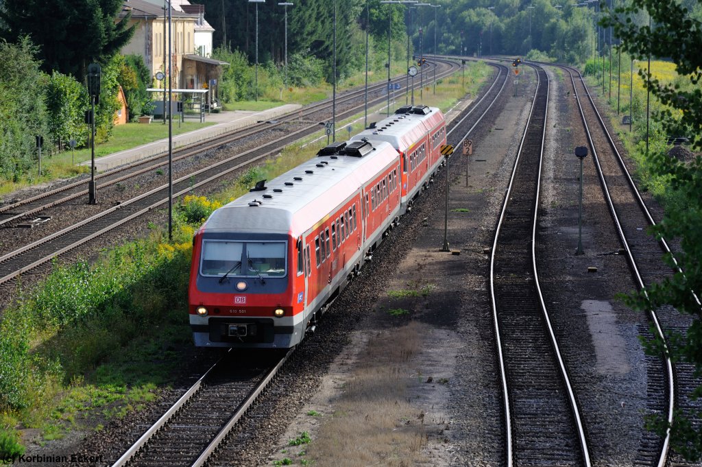 610 501 mit RE 3566 aus Regensburg Hbf nach Nrnberg Hbf bei der Durchfahrt in Irrenlohe, 21.08.2012