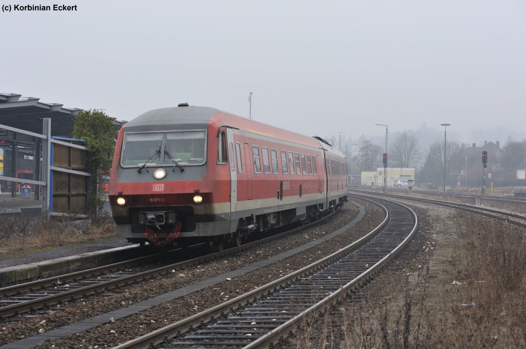 610 513 mit dem RE 3559 nach Schwandorf bei der Einfahrt in dem Bahnhof Amberg, 27.02.2011