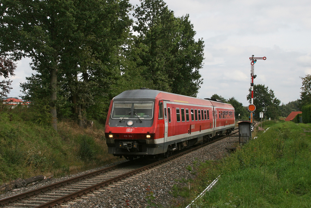 610 514 am 03.09.2010 am Einfahrsignal von Vilseck. Wenige Tage nach dieser Aufnahme wurde das Signal abgebaut und das neue, hier noch ausgekreuzte Signal im Hintergrund in Betrieb genommen.