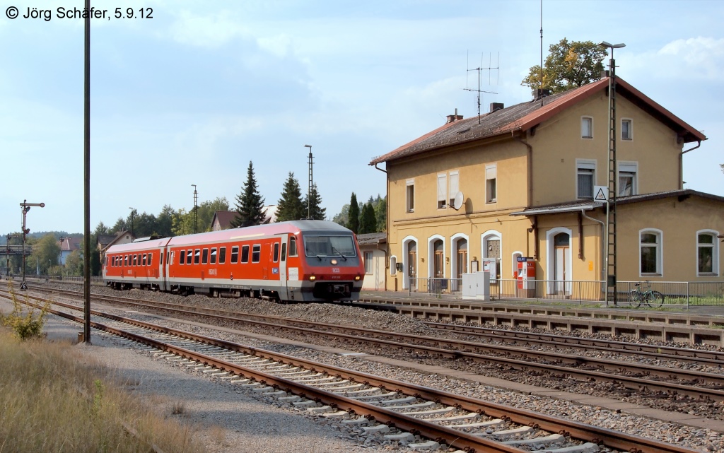 610 516 f�hrt am 5.9.12 als RE von N�rnberg nach Schwandorf durch den Bahnhof Sulzbach-Rosenberg H�tte. 