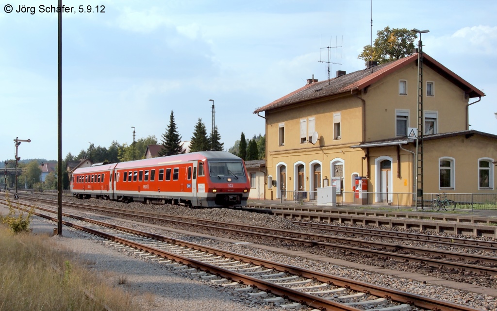 610 516 fhrt am 5.9.12 als RE von Nrnberg nach Schwandorf durch den Bahnhof Sulzbach-Rosenberg Htte. 