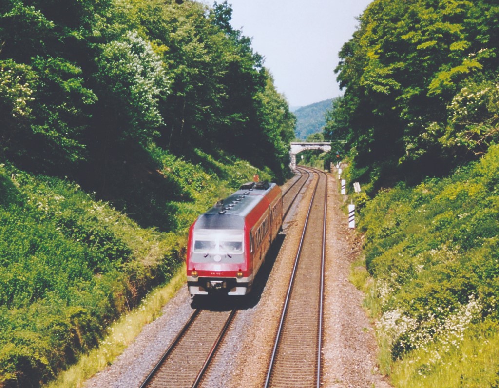 610 612 am 10.6.03 zwischen Neukirchen und Sulzbach-Rosenberg bei km 47,2. Rechts hinten ein Blocksignal an der zweigleisigen Strecke.