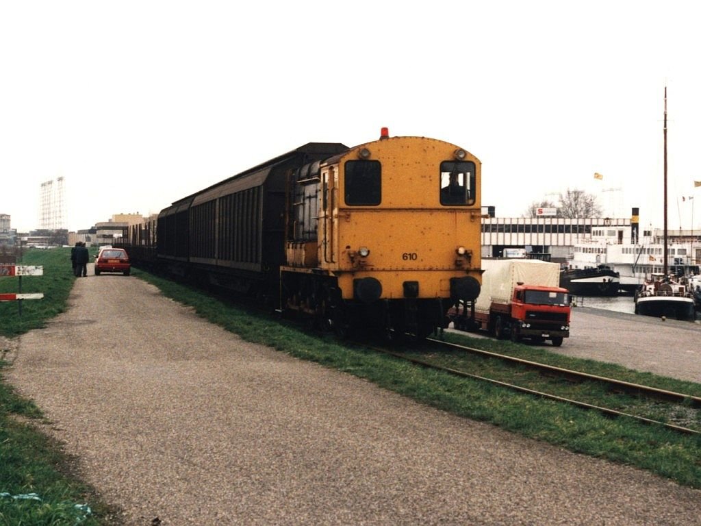 610 mit Gterzug zwischen Nijmegen Hafen und Nijmegen Bahnhof in Nijmegen am 28-2-1995. Bild und scan: Date Jan de Vries.