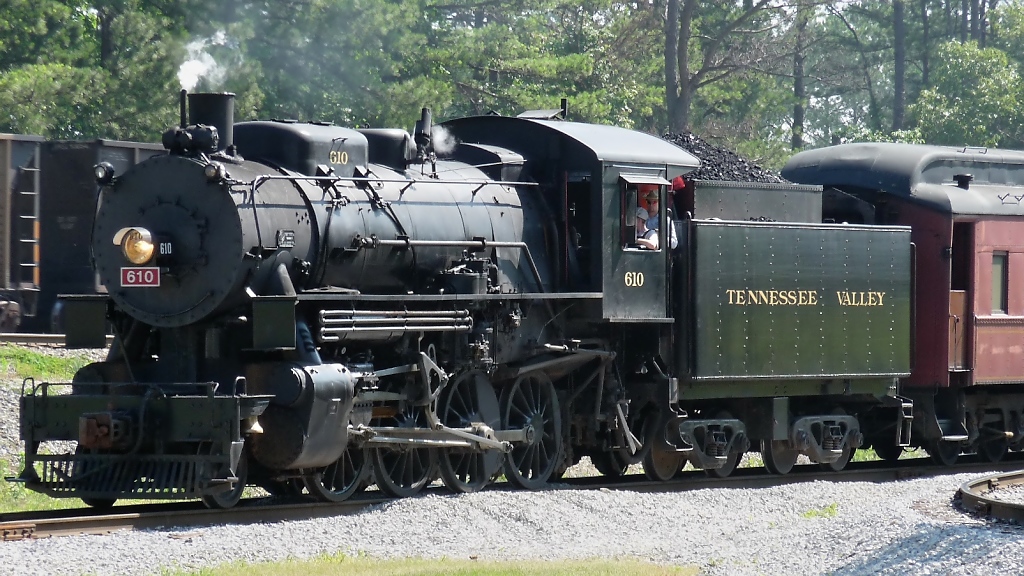 #610 zieht nun aus dem Gleisdreieck zur Station Grand Junction vor (Chattanooga, 30.5.09). 