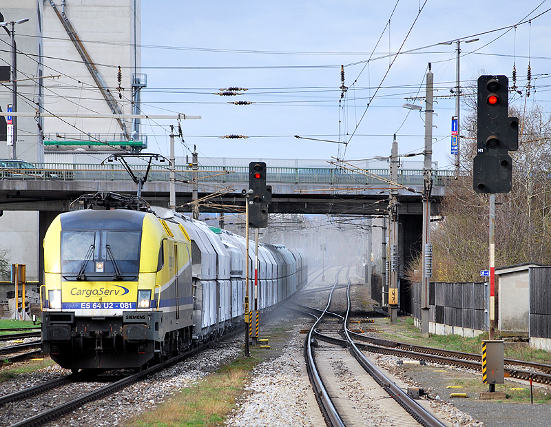 61037 (Linz Stahlwerke - Steyrling) bespannt mit 182 581 bei der Durchfahrt am 31.3.2010 in Linz-Wegscheid.
