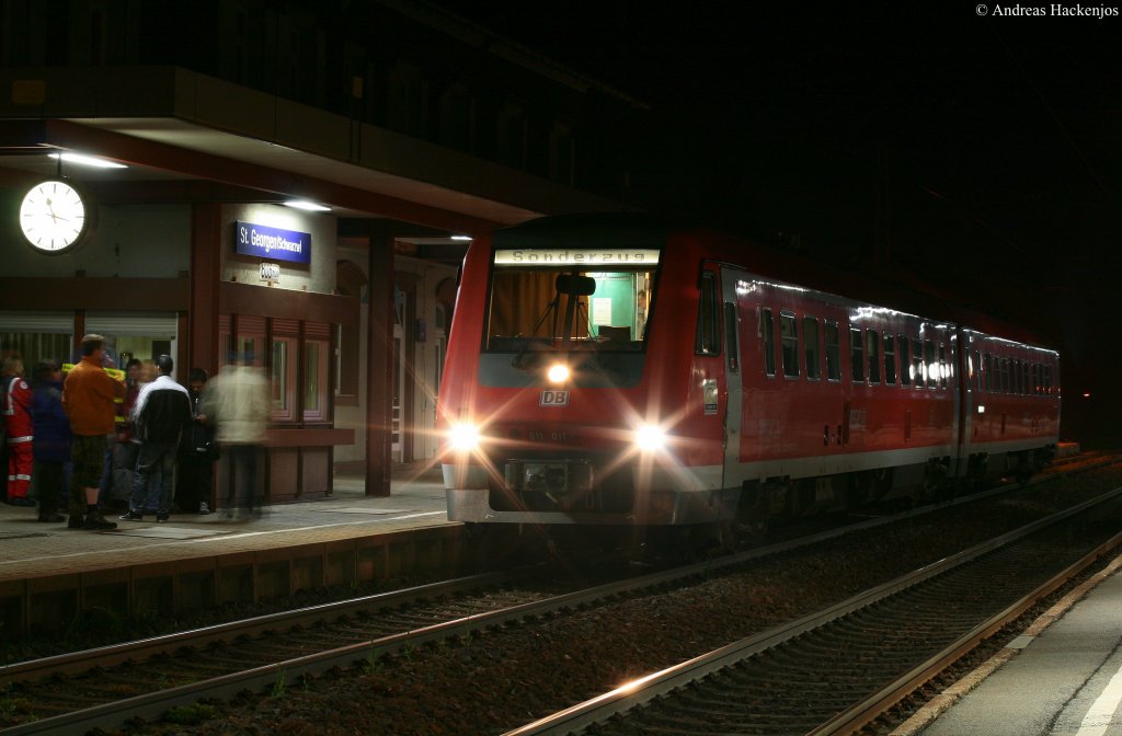 611 011-8 als Sonderzug nach Pankow? Nein ins schwarze Loch. Denn er wird in nicht mal einer Stunde im Sommerautunnel verungl�ckten nat�rlich nicht wirklich sondern nur im Rahmen einer gro�en �bung. Hier wartet er in St.Georgen(Schwarzw) auf die Beladung mit Verletzten 7.5.10