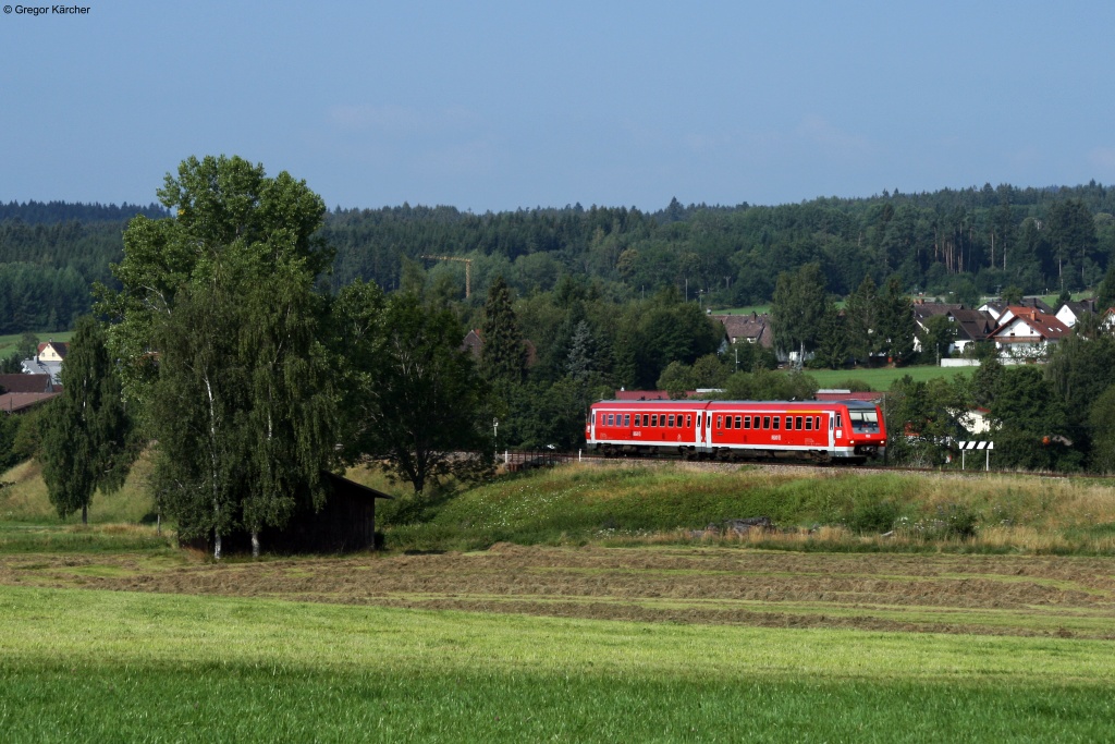 611 015 als RE 22302 (Neustadt-Rottweil) bei Rtenbach. Aufgenommen am 14.08.2012.