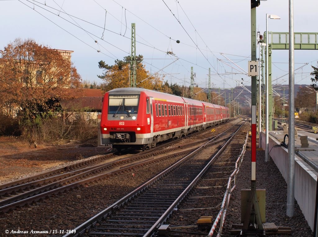611 015/515 und zwei Schwestertriebwagen auf dem Weg nach Tbingen/Aulendorf als IRE3255 fahren gerade durch den Bf Wendlingen/N. (15.11.2009)