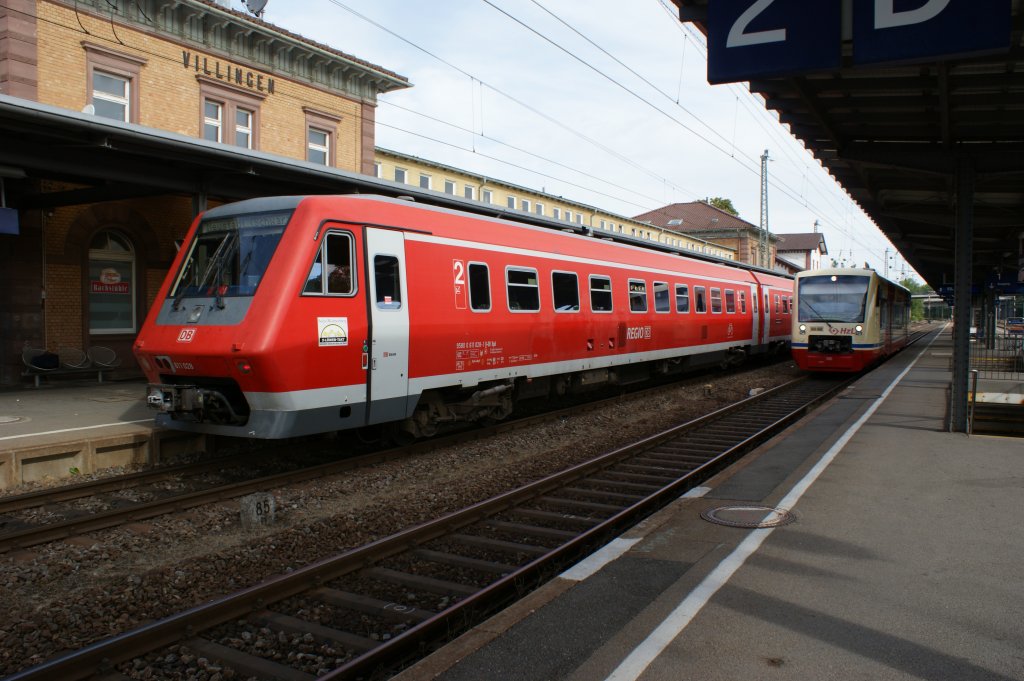 611 028 mit RE nach Neustadt (Schwarz) und HzL 254 nach Blumberg-Zollhaus in Villingen (Schwarz) am 14.08.2011