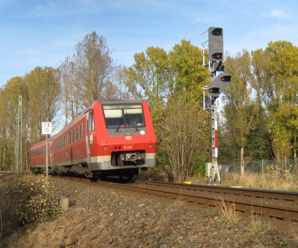 611 037-3 als RE 3215 (Neustadt(Schwarzw)-Ulm Hbf) am 27. Oktober 2009 am Esig Donaueschingen.
