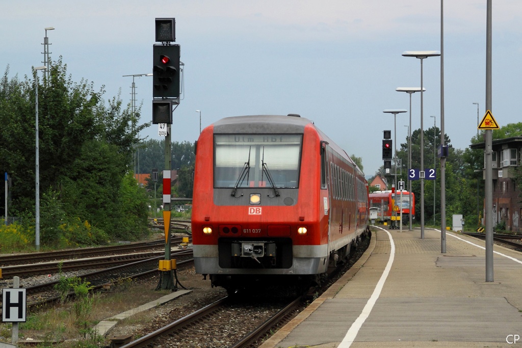 611 037 fhrt in Friedrichshafen ein. Nach einer Kurzwende geht es zurck nach Ulm. (23.8.2010)