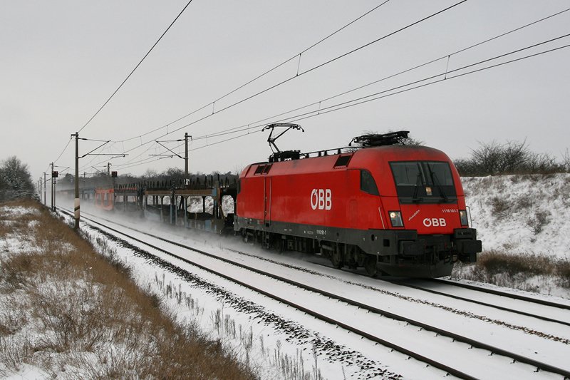 6.1.10 Der erste Schnee ist gefallen, also sollte man das auch ausnutzen. Da stellt man sich halt einfach an die Strecke und wird vom  Hanspeter  berrascht. 1116 181 alias Hanspeter rauscht mit dem LGAG 46742 von Tarvisio Boscoverde nach Breclav vorbei.