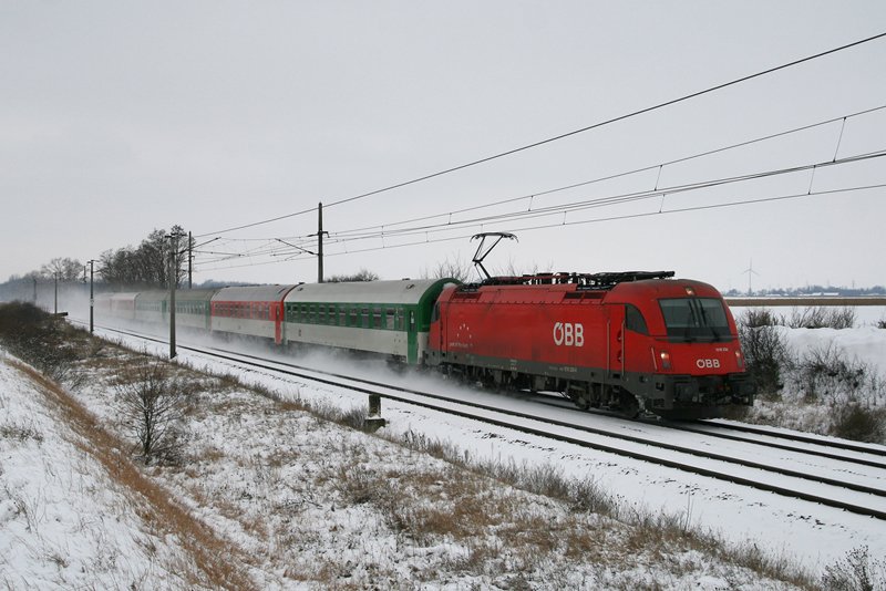 6.1.10 Die ersten weien Tage, das schnste Wetter um eine Fototour zu unternehmen. Vor die Linse fuhr mir die 1216 236 mit dem EC 70 Gustav Mahler von Wr. Neustadt nach Praha Holesovice.