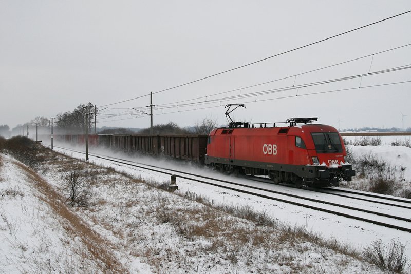 6.1.10 Ein Alltagsbild auf der Nordbahn im Winter sind die Rbenbomber. Nach dem ersten Schneefall natrlich ein Grund mit der Kamera auszurcken! Heute war die 1016 041 mit dem LGAG 59122 von Siebenbrunn Leopoldsdorf nach Hohenau unterwegs.