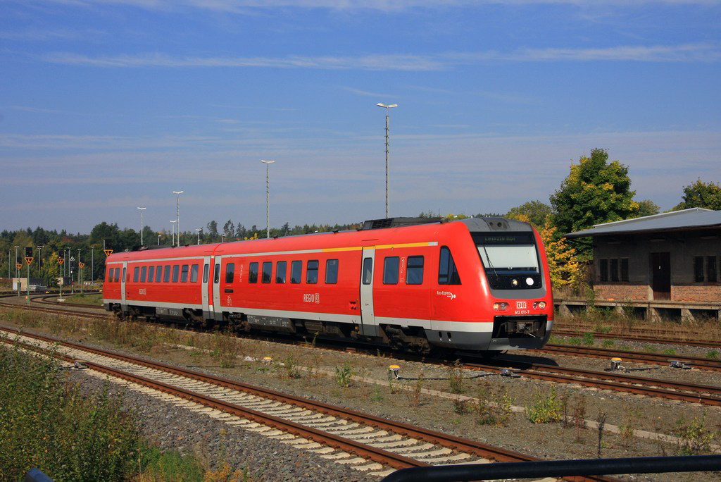 612 011/511 steht am 28.09.2008 abg. auf Plauen ob. Bf. Er war als B�derexpress (Leipzig - Adorf) gekommen, endete aber wegen Neubau des Rosenbachviaduktes in Plauen und wartet um sp�ter als Gegenleistung wieder bereitgestellt zu werden.