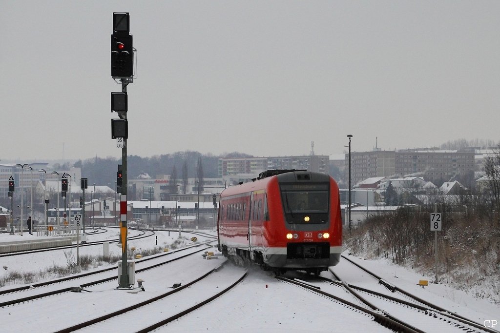 612 024 fhrt am 19.12.2009 als RE 3621 nach Altenburg. Hier fhrt er in den Bahnhof Gera ein.